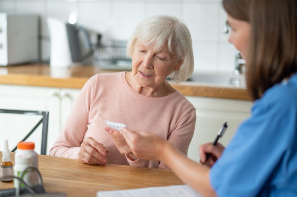 senior prenant des médicaments
